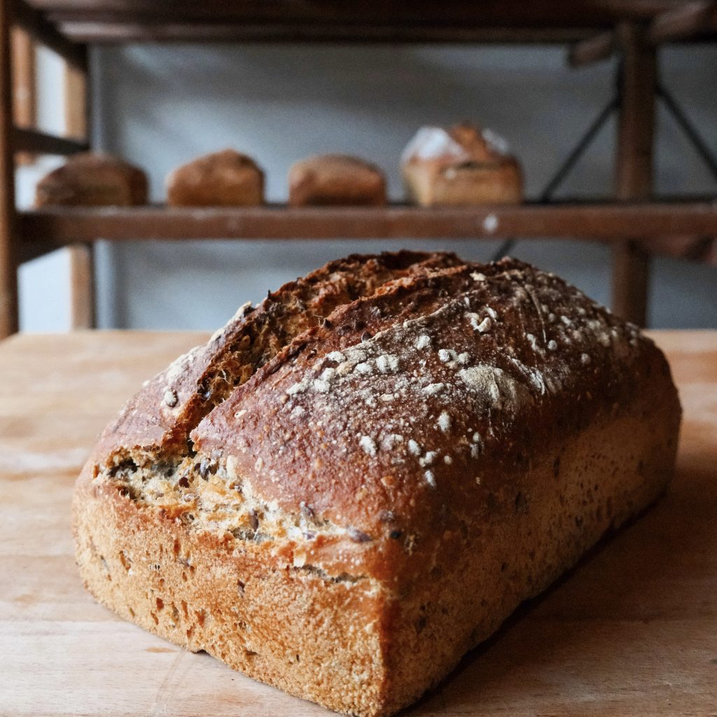 pain au levain bio sur table en bois