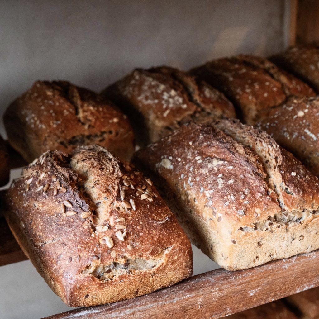pain au levain bio sur étagère