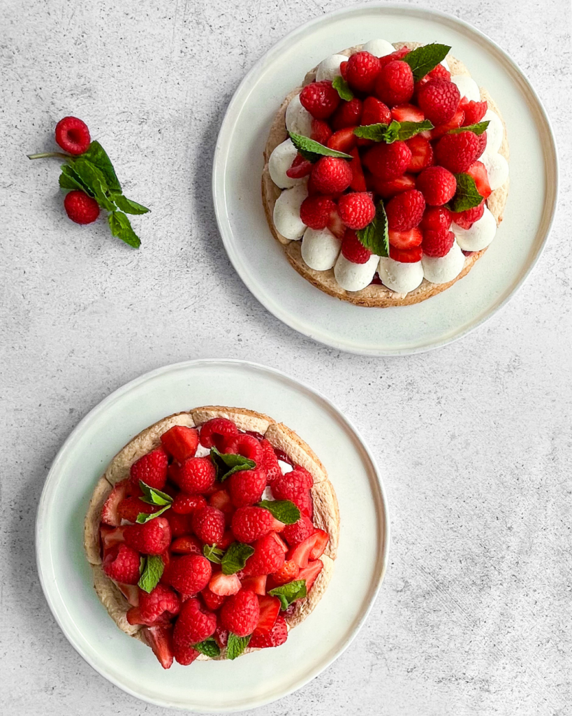 tarte fruits rouges sans lactose sans gluten vues en flat lay