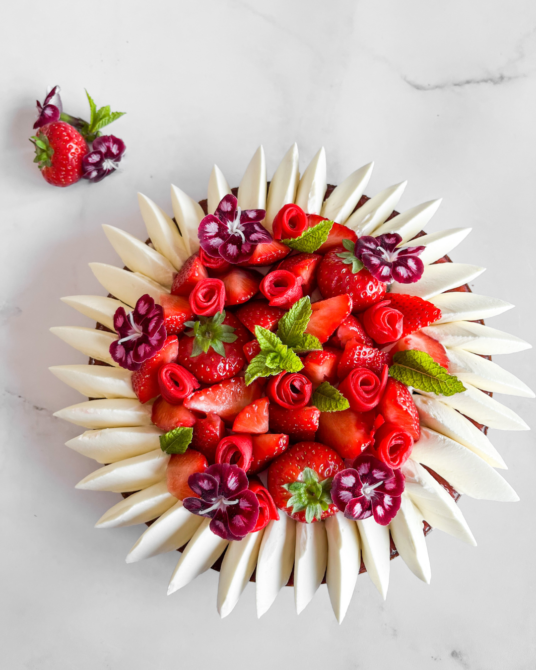 Tarte aux fraises, rhubarbe et verveine