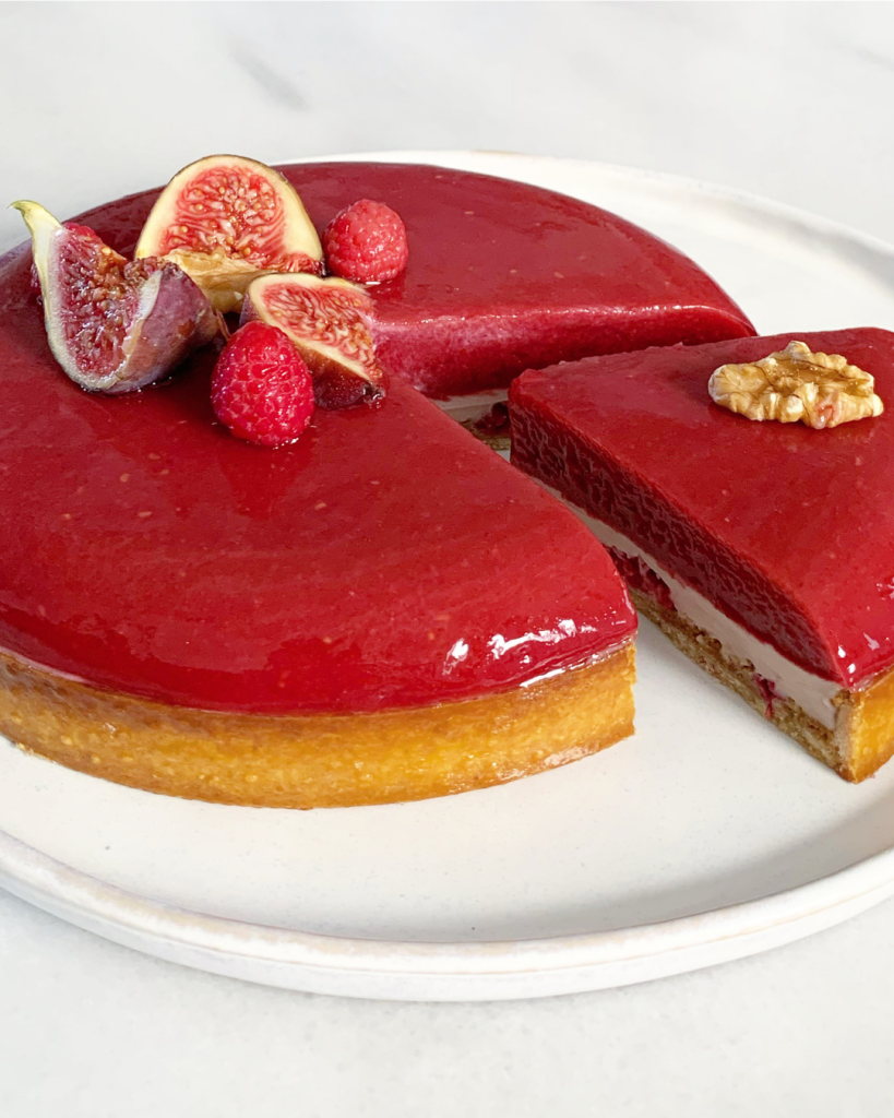 Découpe tarte aux figues, framboise et jasmin