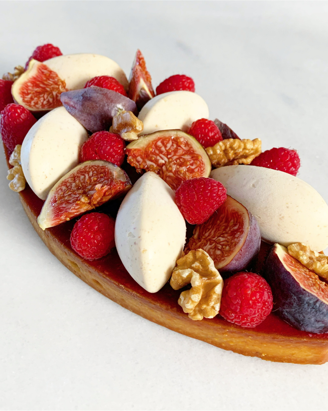 Tarte aux figues, framboises et noix