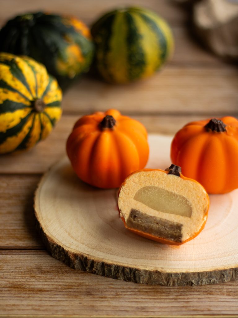 Découpe des entremets citrouilles d'Halloween