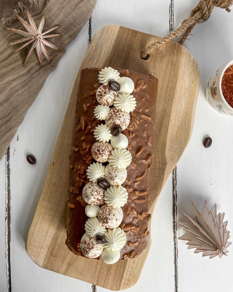 Bûche roulée Tiramisu en flatlay