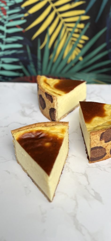 découpe du flan léopard de Ju Chamalo