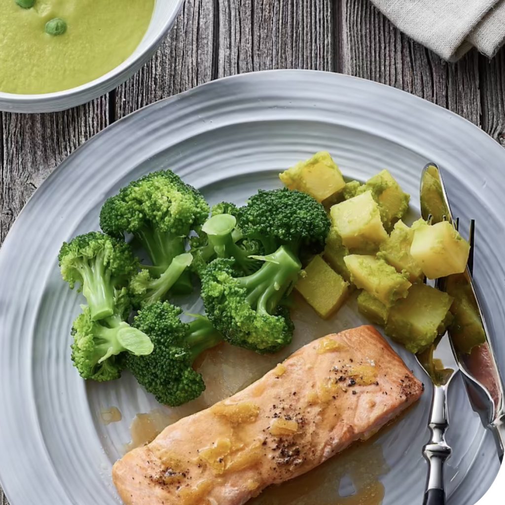 Velouté aux petits pois, saumon mariné gingembre soja, légumes vapeur