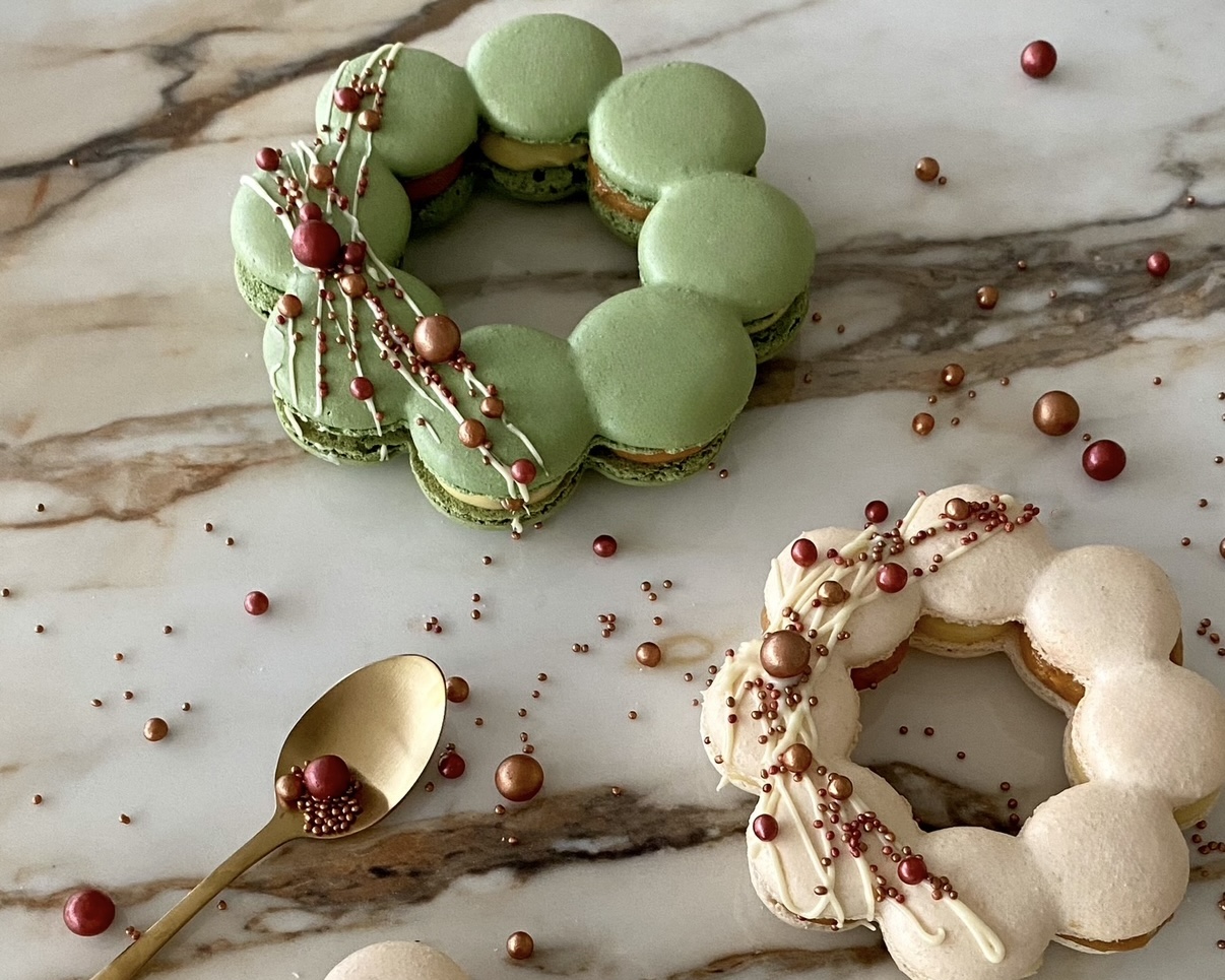 Couronnes de Noël en macarons beiges et verts