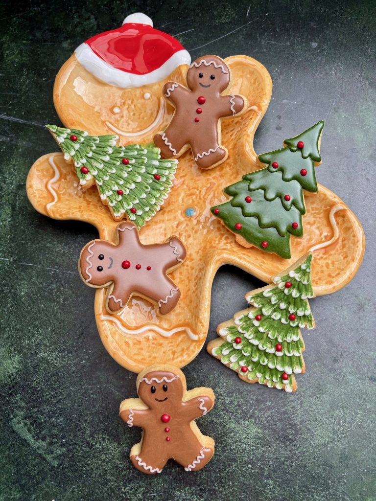 sapins et bonshommes en pain d'épices décorés de glaçage royal